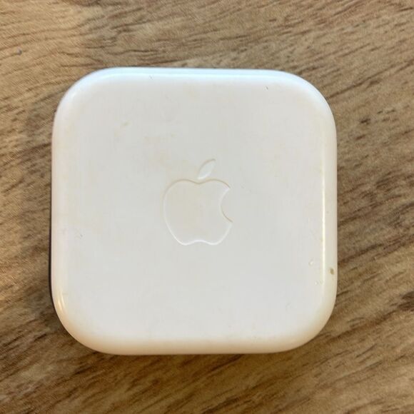 Apple iPhone White Wired Earbuds with Case - Picture 3 of 4